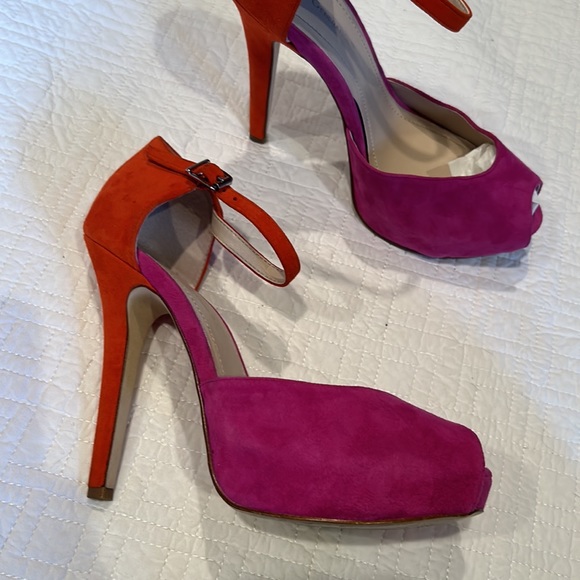 LIKE NEW BCBG suede platform high heels size 8 - Picture 10 of 11